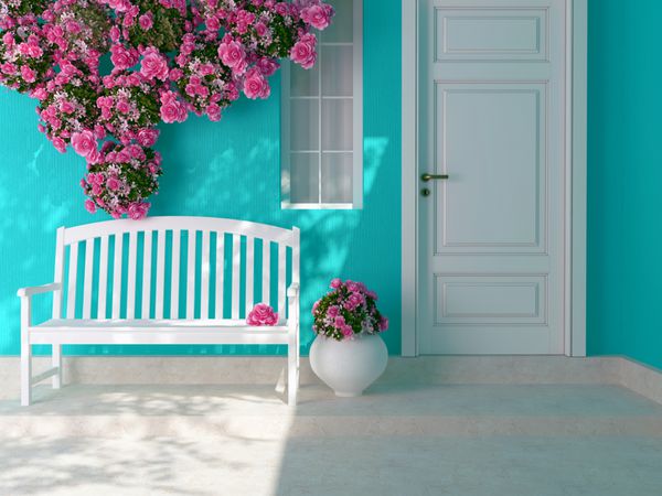 نمایش جلو از یک درب سفید چوبی در یک خانه آبی با پنجره گل های زیبا و نیمکت در حیاط ورودی یک خانه