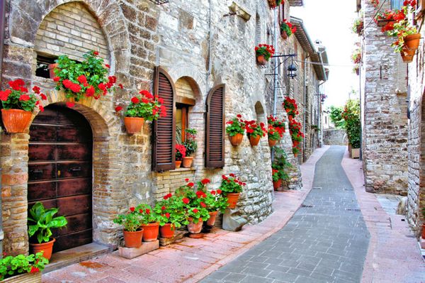 جاده شهری با گل در یک شهر تپه ای ایتالیایی
