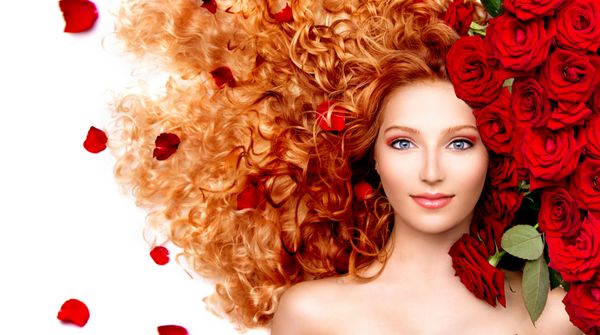 مدل دختر زیبایی با موی قرمز موی قرمز و قرمز گلهای زیبا گلدان زن مد با موهای سالم موی جدا شده بر روی زمینه سفید موی فر شده