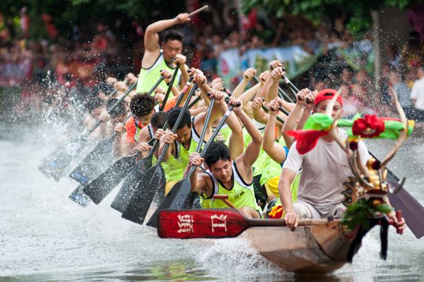 فوشان-ژوئن 3 رقابت قایق اژدها در رودخانه فینجیانگ برگزار شد 17 قایق اژدها برای شرکت در مسابقات جذب تعداد زیادی از افراد برای تماشا تیم اول چینگ یون در 3 ژوئن 2014 در Foshan چین برنده شد