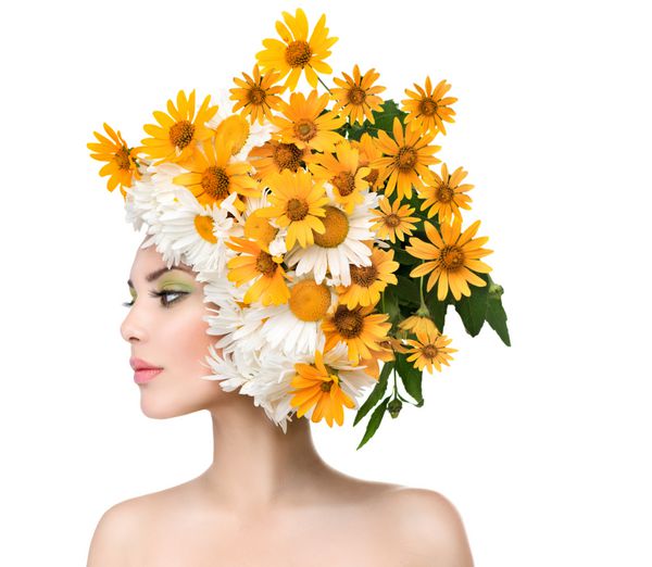 دختر زیبایی با گل دیزی گل مو زن مدل زیبا با گل گل بابونه بر روی سر او مدل موی طبیعی تابستان خلاق آرایش آرایش مد را تشکیل می دهند پرتره سبک وگو