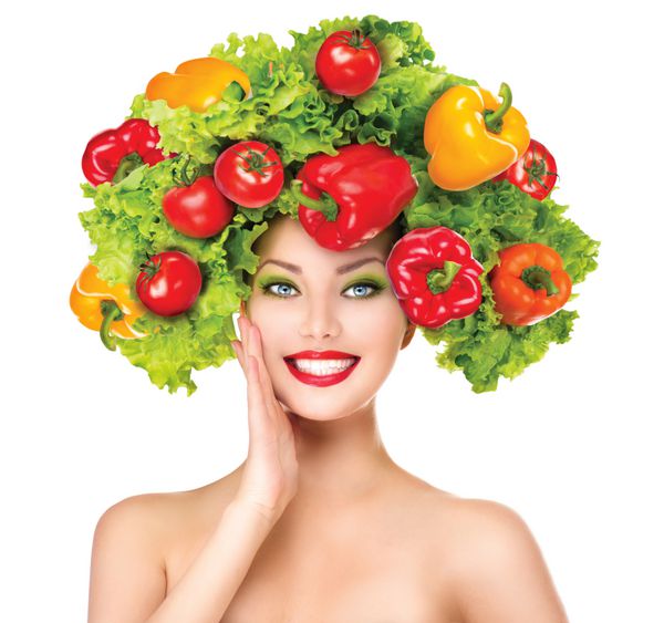 دختر زیبایی با سبک موهای سبزیجات زیبا زن جوان با سبزیجات در سر او مفهوم غذای سالم رژیم غذایی غذای گیاهی مفهوم رژیم غذایی کاهش وزن غذای وگان تغذیه سالم