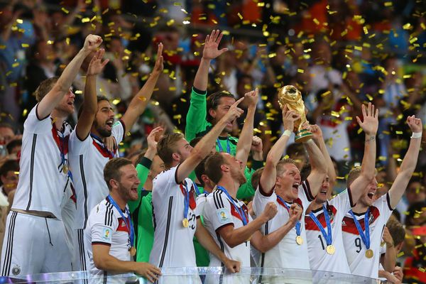 ریو دی ژانیرو برزیل 2014 ژوئیه 13 بازیکنان آلمان با پیروزی بعد از پیروزی در بازی فینال جام جهانی 2014 بین آلمان و آرژانتین در ورزشگاه ماراکانا جشن می گیرند NO استفاده در برزیل