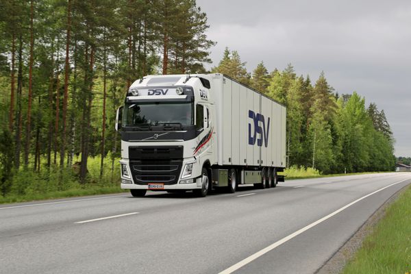KOSKI FINLAND JUNE 1 2014 کامیون تریلر Volvo FH در جاده ولوو FH یورو 6 دارای یک پرتو اصلی بهبود یافته چراغ های زاویه دار استاتیک و چراغ های پویا است