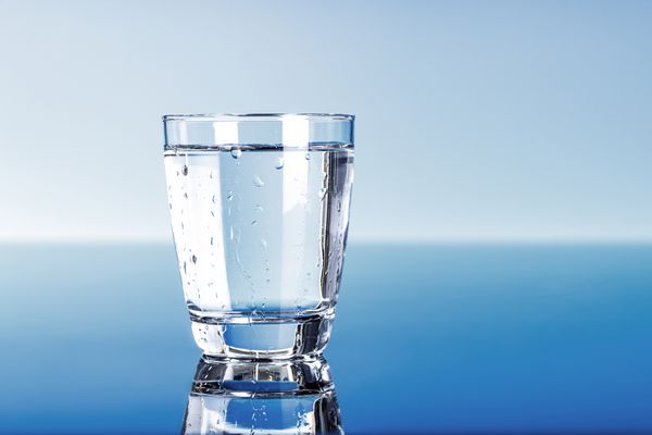 آب آشامیدنی در شیشه ای آبی