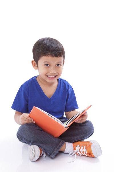 پسر خنده دار کتاب خواندن
