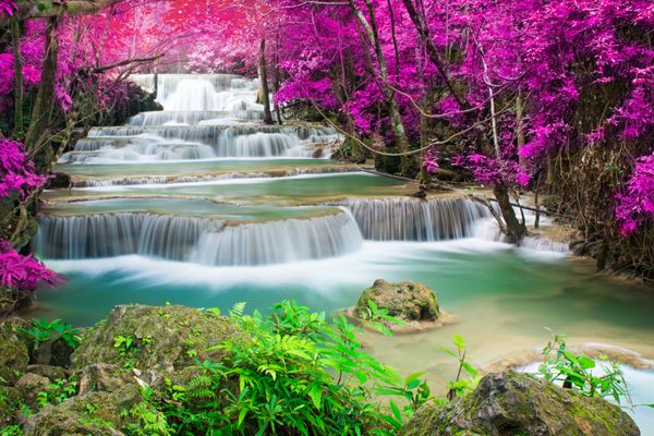 آبشار زیبا در جنگل پاییز