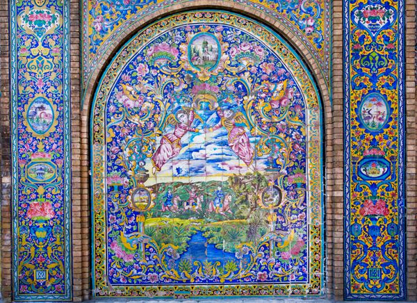 فرشتگان و شکارچیان در دیوار کاشی سرامیک کاخ گلستان ایران میراث قدیم کاخ گلستان به شکل فعلی آن در سال 1865 بازسازی شد
