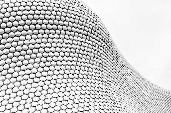 بیرمینگهام انگلستان انگلستان مرکز خرید جدید Bull Ring توسط معماران Future Systems برای Selfridges طراحی شده است به دنبال یک شکل آلی الهام گرفته از دنباله فیبوناچی سیاه و سفید