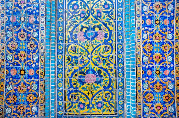 دیوار با طرح رنگارنگ با کاشی از ساختمان تاریخی ایران در ایران