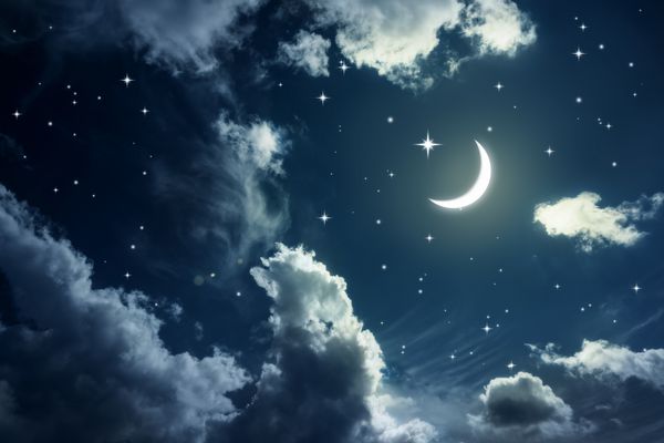 آسمان شب با ستارگان و ماه