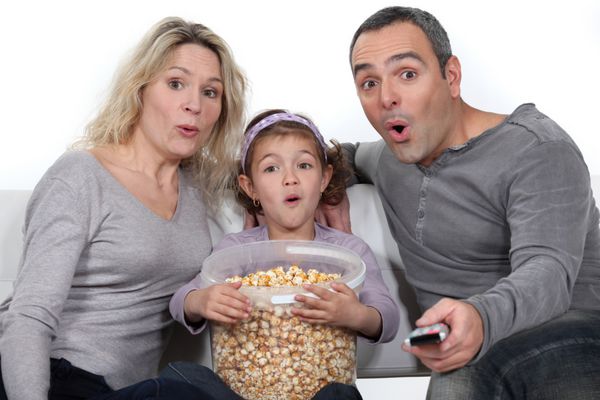 یک خانواده خوب یک فیلم را تماشا می کند