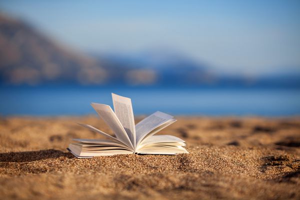 کتاب را در یک ساحل باز کنید