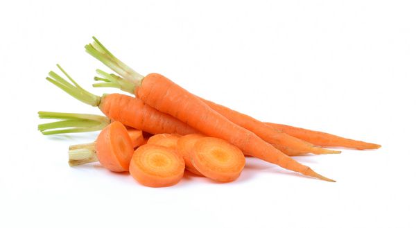 هویج جدا شده بر روی زمینه سفید