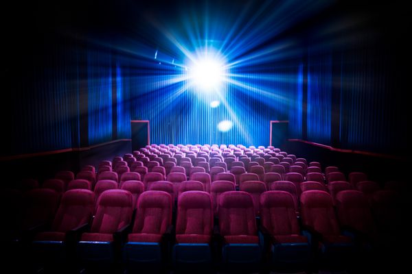 تئاتر فیلم با صندلی های خالی و پروژکتور تصویر کنتراست بالا