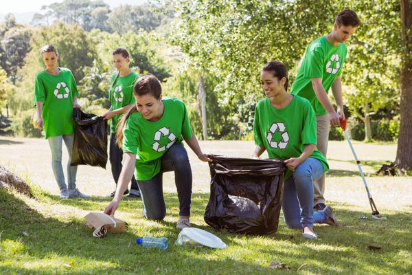 فعالان محیط زیست برداشتن سطل زباله در یک روز آفتابی
