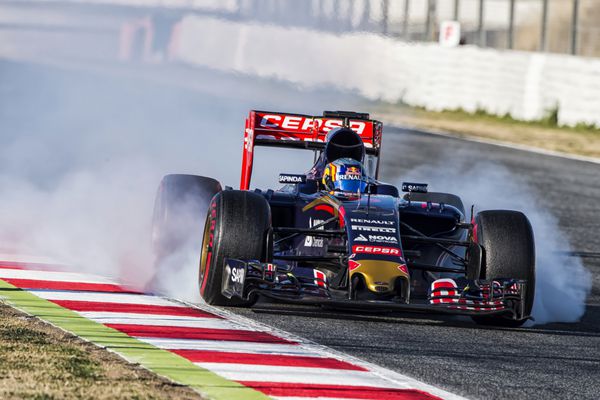 بارسلونا 28 فوریه کارلوس سینز از Toro Rosso در روز سوم روز آزمون فرمول یک در مدار کاتالونیا در تاریخ 28 فوریه 2015 در بارسلونا اسپانیا