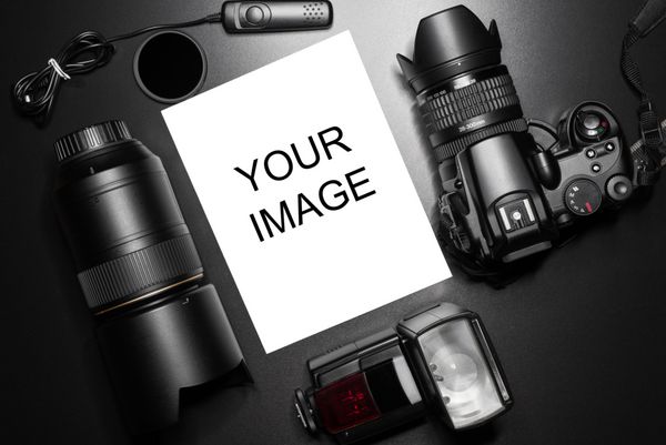 تجهیزات دوربین در اطراف یک عکس چاپ شده کپی فضای برای قرار دادن تصویر شما در این عکس آرم ها نام تجاری یا هر چیز دیگری که می تواند به یک جسم خاص منجر شود حذف شده است تا 100٪ تجاری شود