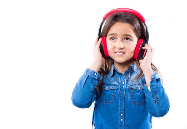 دختر کوچک با هدفون موسیقی گوش دادن