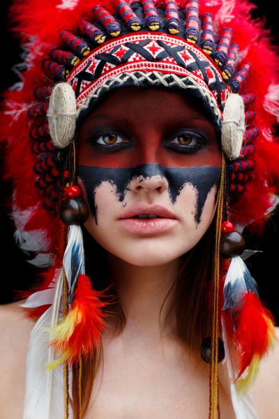 زن جوان زیبا بومی آمریکایی هندی