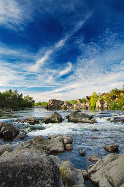 رودخانه کوهستان جریان آب رودخانه در سنگ های با آسمان آبی است