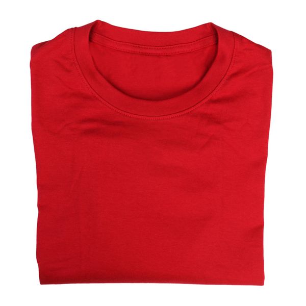 نزدیک از تی شرت بسته شده قرمز جدا شده بر روی زمینه سفید