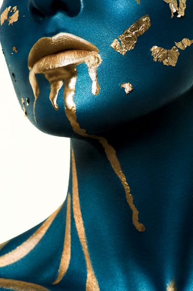 مدل زیبایی آبی با طلای مایع در صورت و پوست آبی