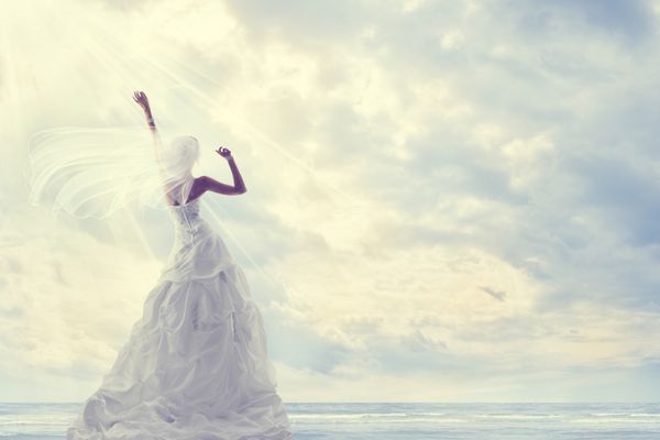 سفر ماه عسل عروس در لباس عروسی بیش از آسمان آبی مفهوم سفر عاشقانه نگاه کردن به جلو