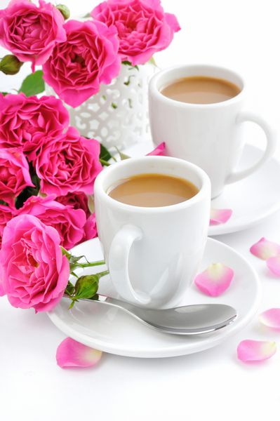 فنجان قهوه و گل رز صورتی در زمینه سفید