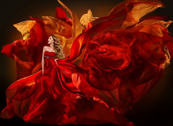 لباس زنانه لباس پرواز پارچه قرمز دختر زیبا لباس پارچه ابریشمی بر روی باد