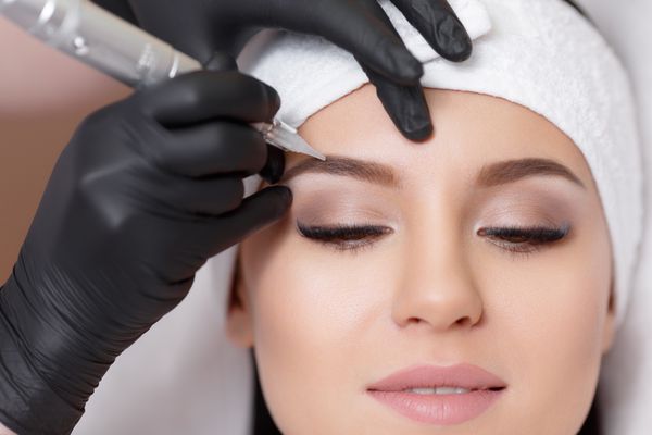 آرایش دائمی دائمی ابرو متخصص اعصاب با استفاده از دائمی بر روی ابرو ابرو