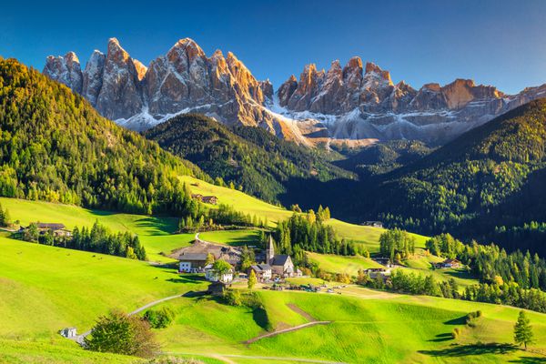 بهترین مکان آلپ جهان مشهور روستای سانتا مدالنا با کوه های Dolomites جادویی در پس زمینه Val di Funes دره منطقه Trentino Alto Adige ایتالیا اروپا
