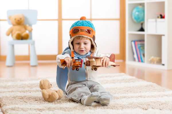 بچه مبارک با هواپیما اسباب بازی