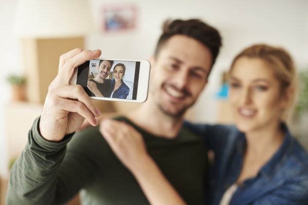 زن و شوهر عکاسی خود را از طریق تلفن همراه