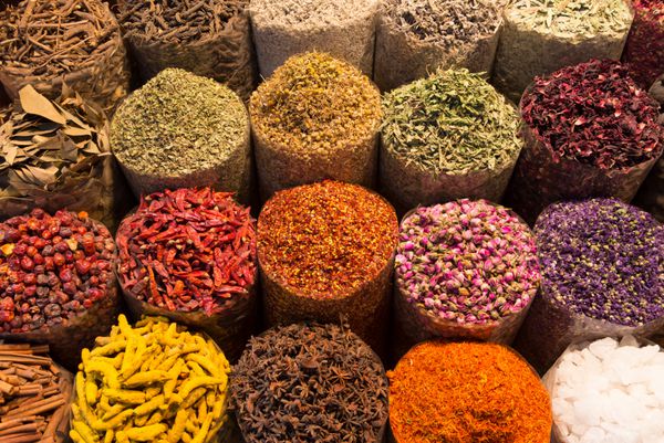 ادویه جات و گیاهان در بازار خیابانی در بازار سنتی مراکش فروخته می شود