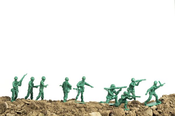 سربازان اسباب بازی در امتداد افق در تصویر جنگ راه می روند