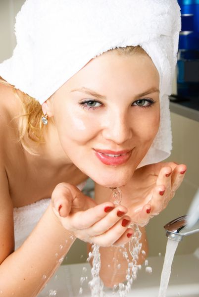 زن خوش تیپ شستن صورت خود را در حمام