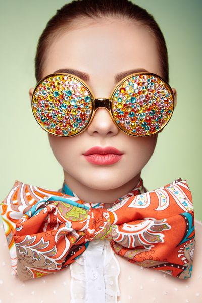 پرتره زن جوان زیبا با عینک های رنگی مد لباس زیبایی آرایش کامل دکوراسیون رنگارنگ جواهر سازی