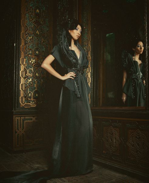 زن زیبا جوان ایستاده در اتاق کاخ