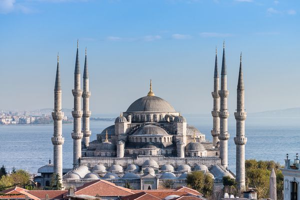 مسجد سلطان محمد مسجد آبی با آسمان آبی و دریا استانبول ترکیه