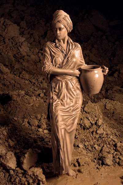 پرتره زنانه یک زن جوان زیبا با رس با یک گلدان باستانی پوشیده شده است