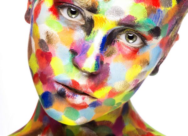 دختر با چهره رنگی رنگ شده تصویر زیبایی هنر