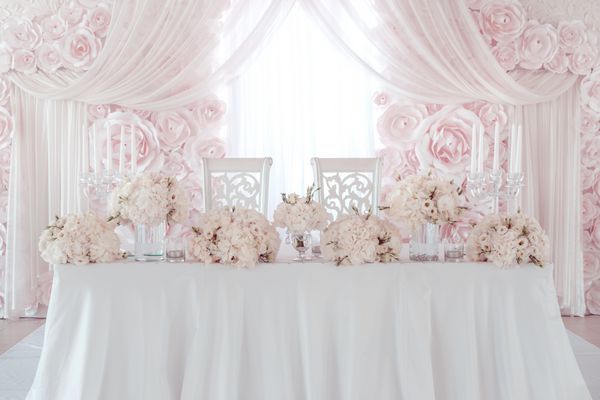 میز عروسی لوکس با گل های زیبا صورتی تلطیف شده