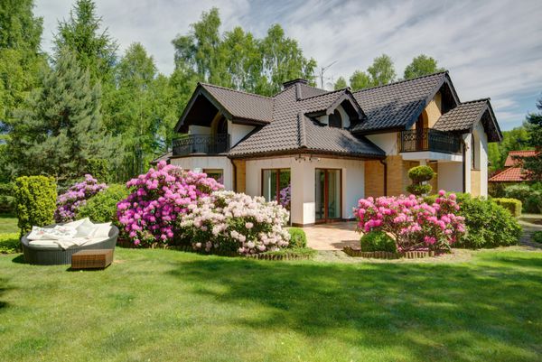 تصویر خانه روستای زیبا با باغ
