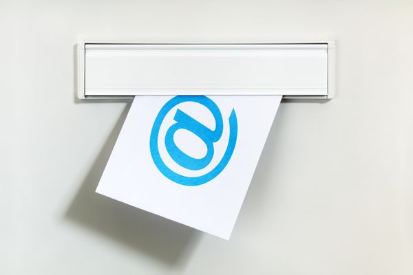 نماد ایمیل در نامه ای که از طریق مفهوم صندوق پستی برای ارتباطات اینترنتی رسانه های اجتماعی و تماس با ما تحویل داده می شود