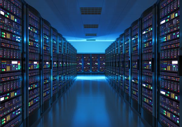 شبکه وب مدرن و فناوری ارتباطات اینترنتی ذخیره سازی داده های بزرگ و خدمات کامپیوتری رایانه های ابر مفهوم کسب و کار سرویس دهنده وب در مرکز داده در نور آبی