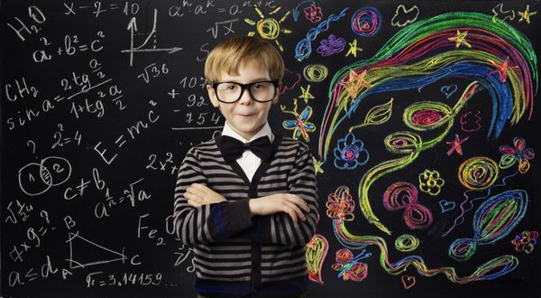 مفهوم تعلیم و تربیت خلاقیت بچه فرمول ریاضیات هنر یادگیری کودک ایده های مدرسه پسر بر روی تخته سیاه گچ