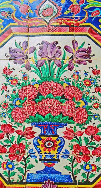 نقاشی خشک براش نقاشی کاشی باستانی سنتی ایرانی با گل های زیبا و شکوفه در مسجد پیر صورتی در شیراز ایران بر روی بوم نقاشی بافت