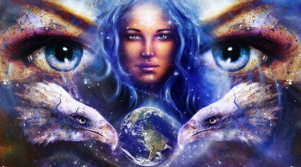 زن الهه در فضا با ستارگان نور و عقاب ها سر زنان را با زمین می بیند تماس با چشم پس زمینه رنگ انتزاعی