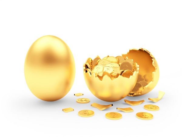 تخم مرغ طلایی و پوسته تخم مرغ شکسته با سکه در داخل جدا شده بر روی زمینه سفید تصویر 3D